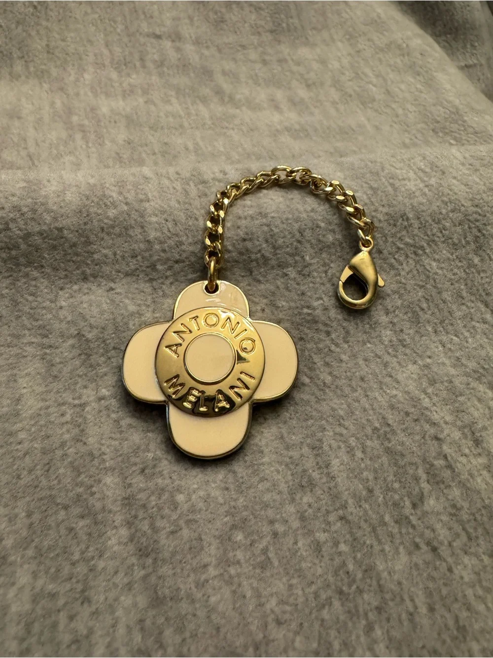 ANTONIO MELANI Gold and Cream Flower Key & Charm
